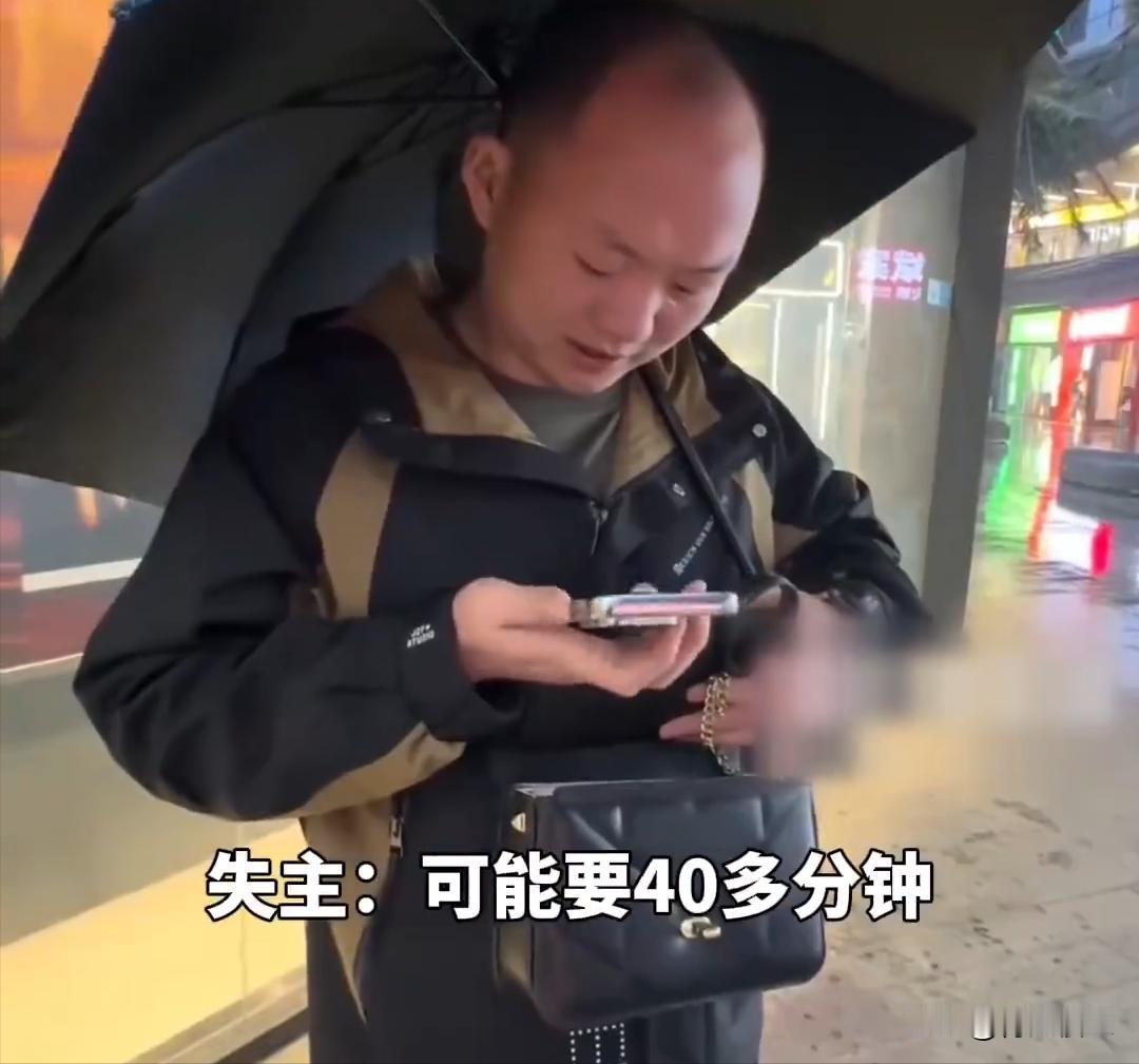 这是应该的！湖南长沙一男子在路上捡到一个包，里面有近万元的手机和银行卡，他打电话