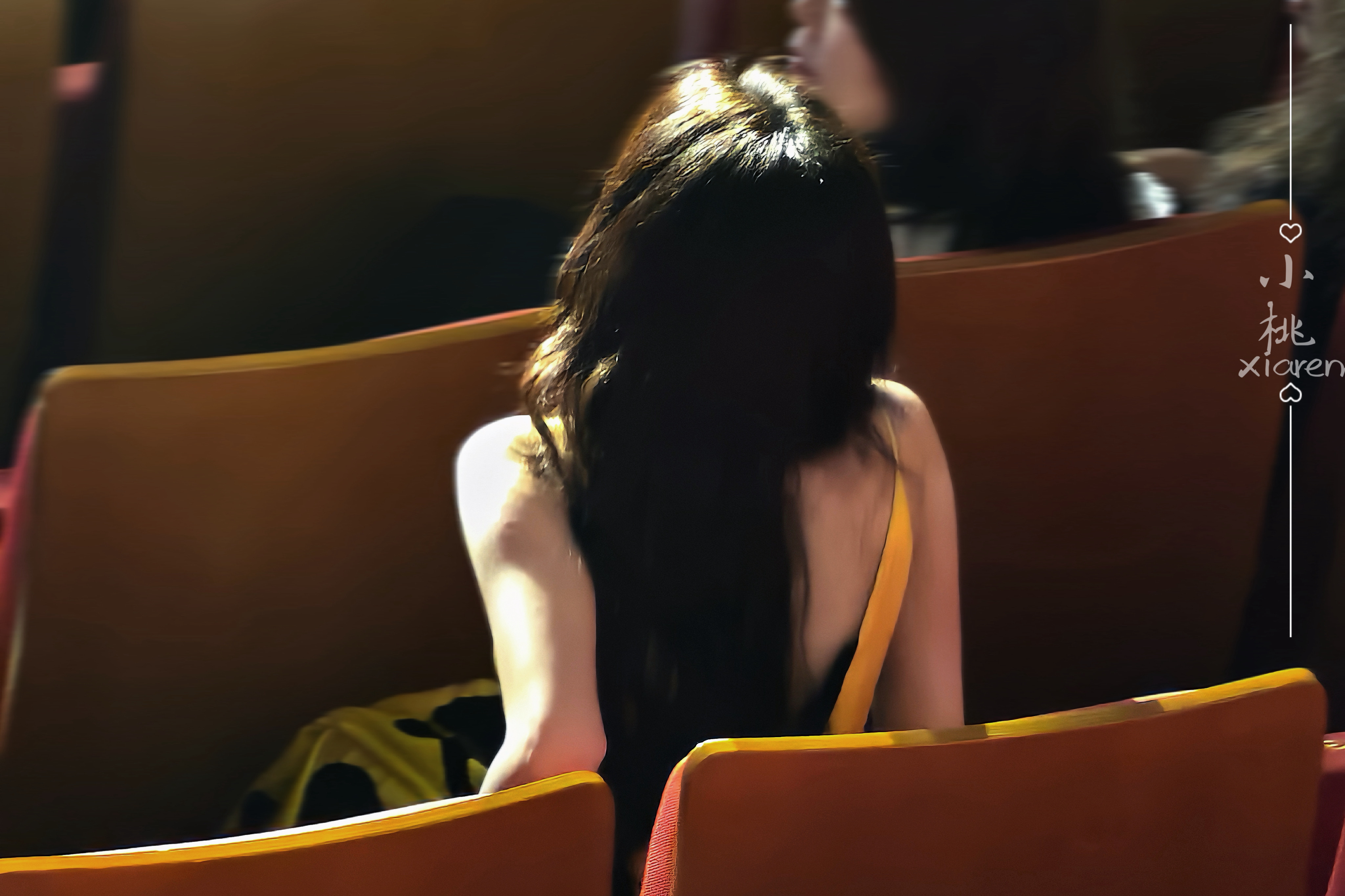 谁能睡得着啊杨超越黄裙高定 杨超越提裙走这段