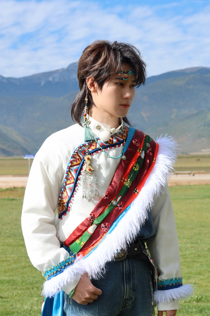 #张真源羚羊王子塑# 是可塑性很强的民族风帅哥[爱慕] ​​​