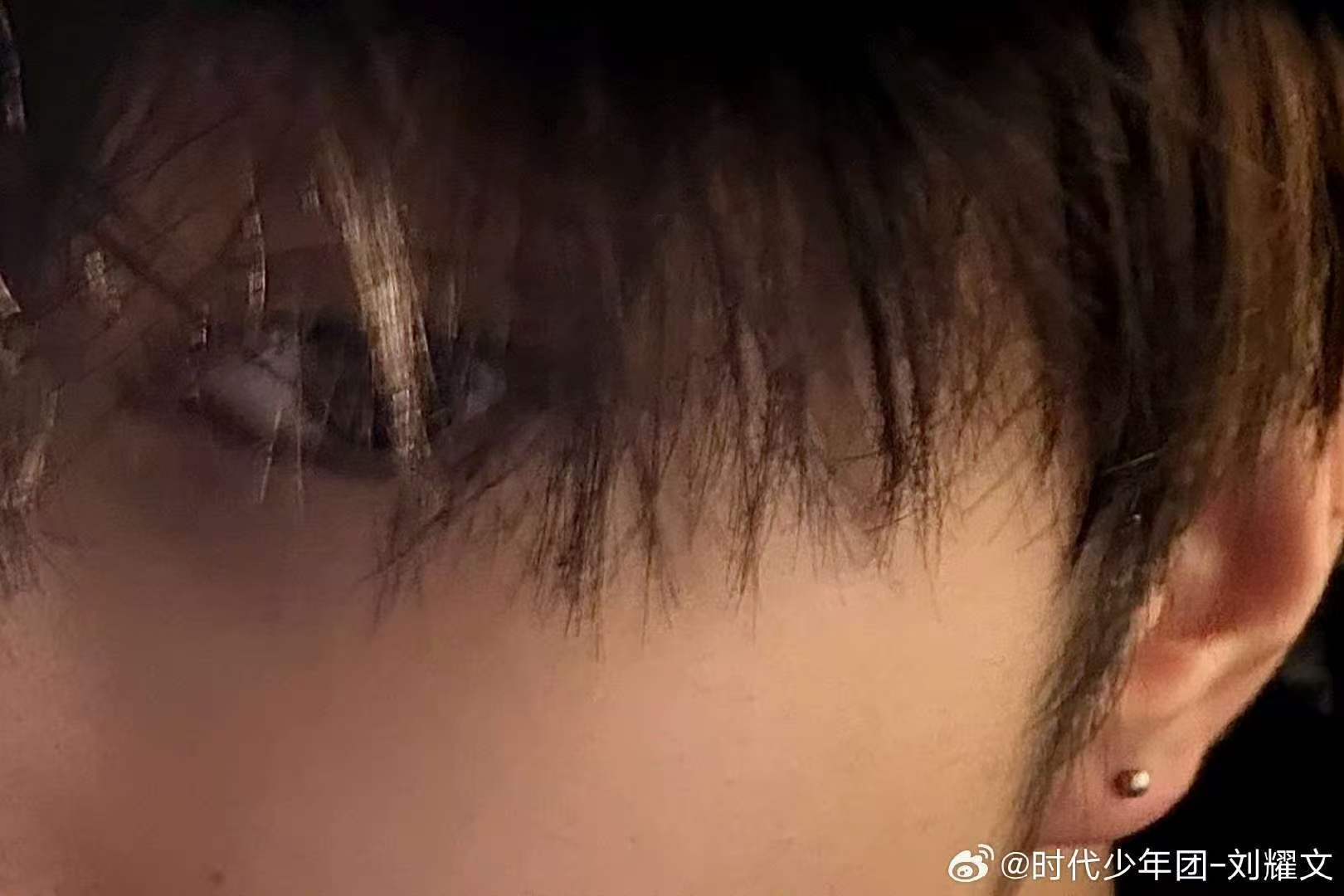 刘耀文戴了耳钉 搞这么帅！！ 