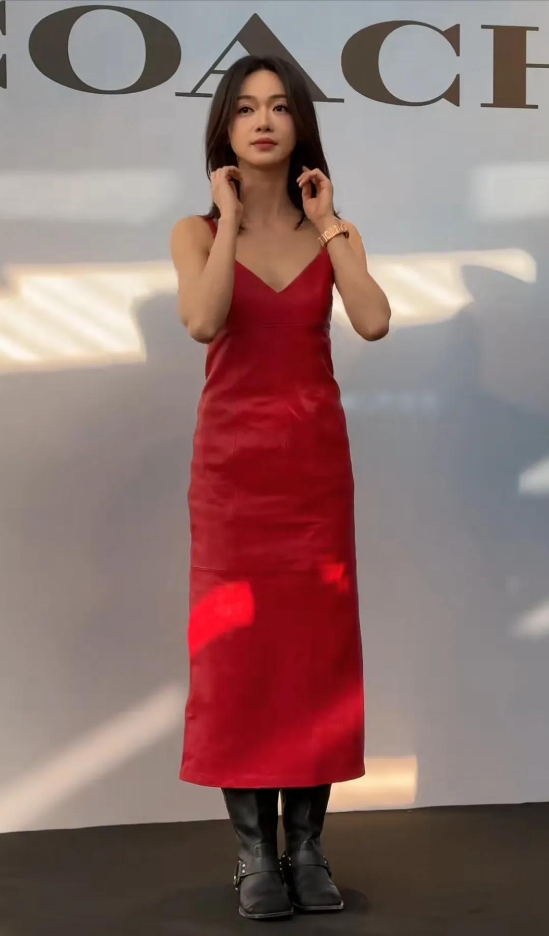 吴谨言今日线下活动，一袭红色吊带裙配上靴子穿搭感觉有点奇怪呀，上半身其实挺好看，
