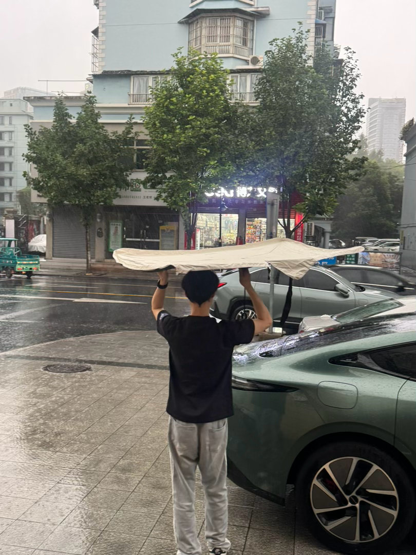 出了车库就是倾盆大雨。而且居然没带伞，还好从车里找了一块遮阳板，应付一下