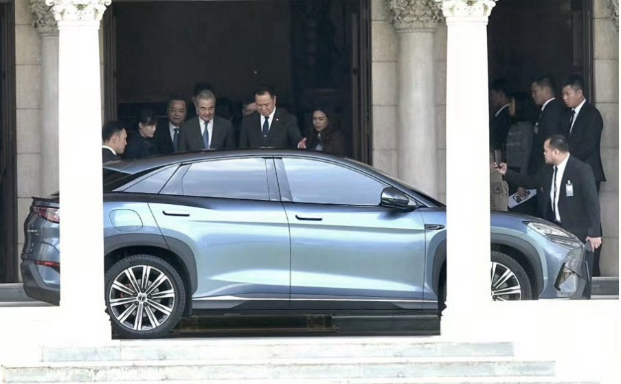 刚下班在网上冲浪吃瓜，刷到一个视频给我看愣了。泰国总理当司机，开着一辆咱们国产的