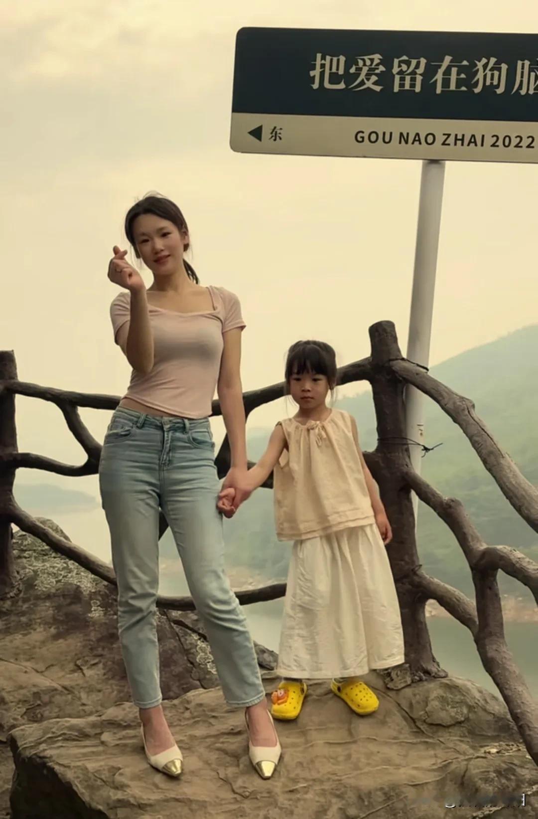 爱留心间，岁月静好，这是一种很美好的状态。就像在生活中，那些平凡的瞬间往往充满着