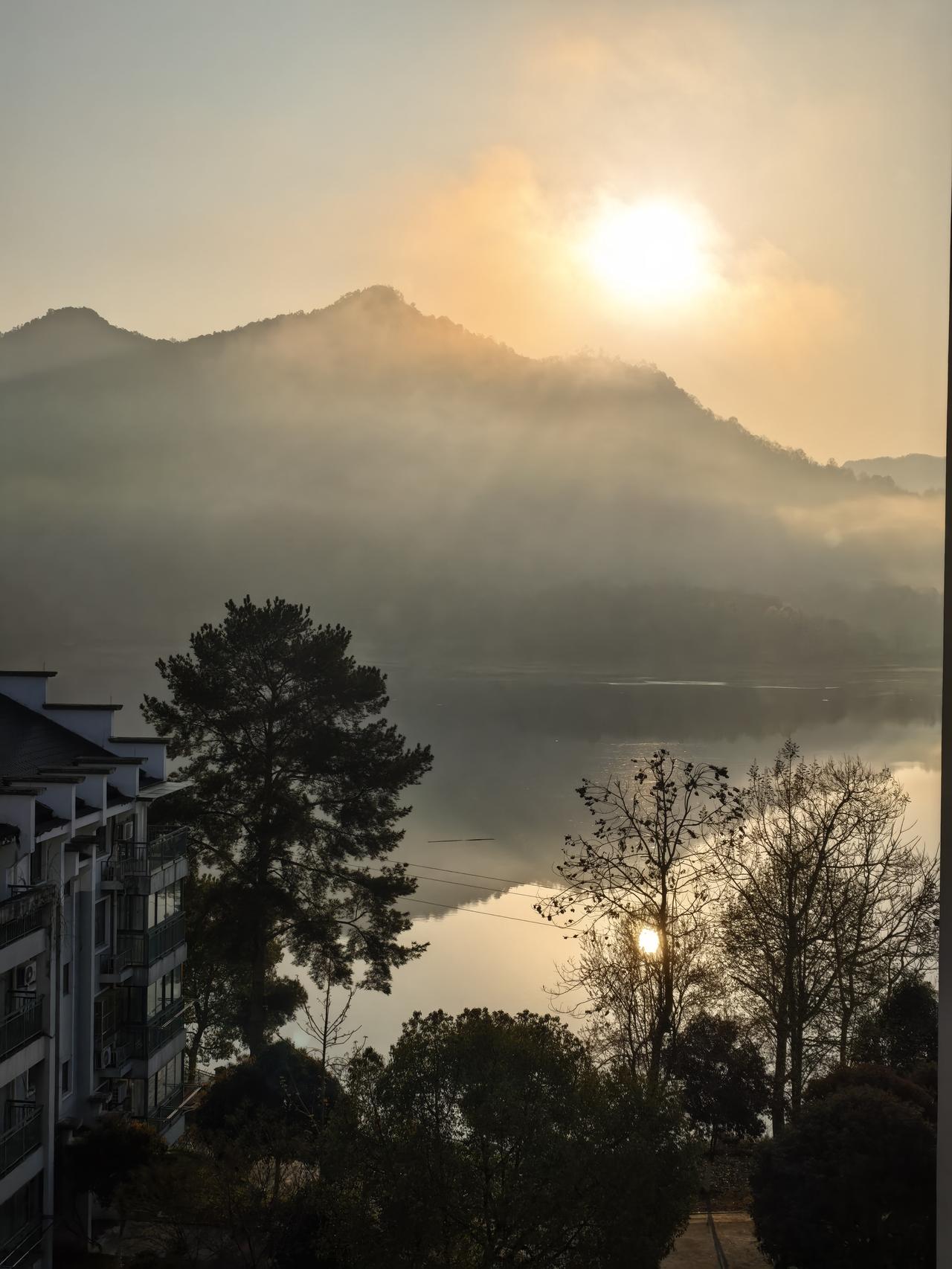 揭秘：为啥领导永远神采奕奕，牛马却天天哈气连天？
职场里有个扎心真相：领导天天开