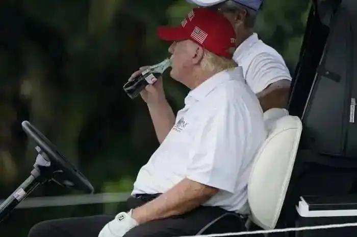 特朗普突然对可口可乐“下手”，可乐配方改不改，得问特朗普的嘴

7月16日，特朗