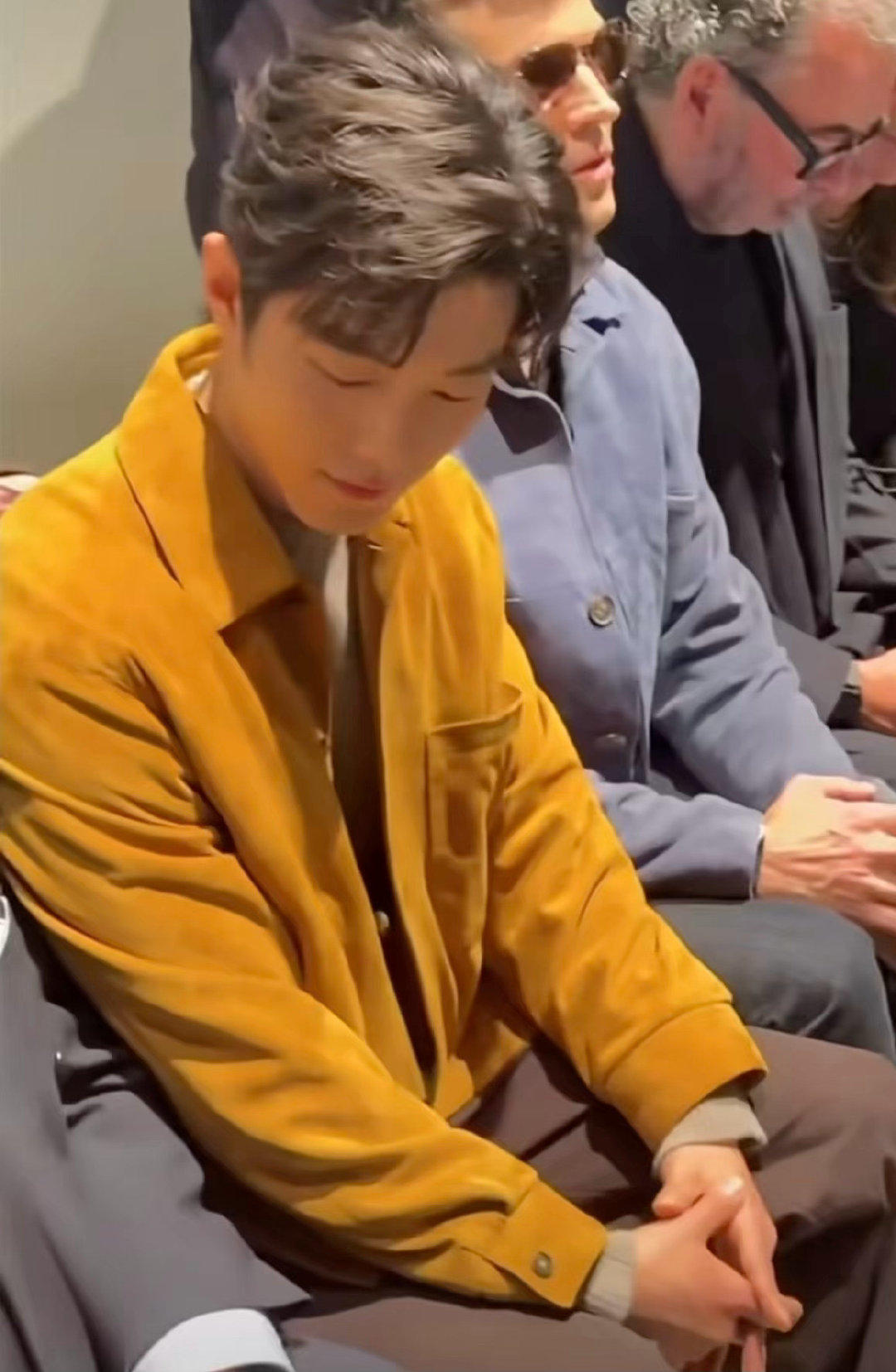 TODS老爷爷翻盖手机震惊肖战 TODS老爷爷翻盖手机震惊肖战哈哈哈哈 