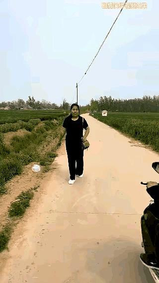 你看电影里那种女主角被吓得尖叫的场面吗？
现实里真不一定！
最近有个事就挺绝，一