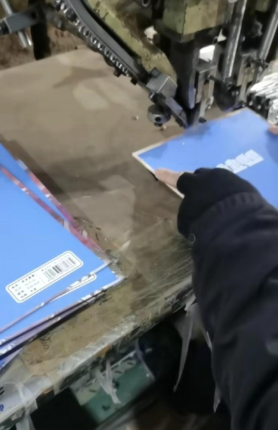 年过完了，开始挣钱了，
20年没有工作过的我，
今年破天荒找了一份

进厂的工作