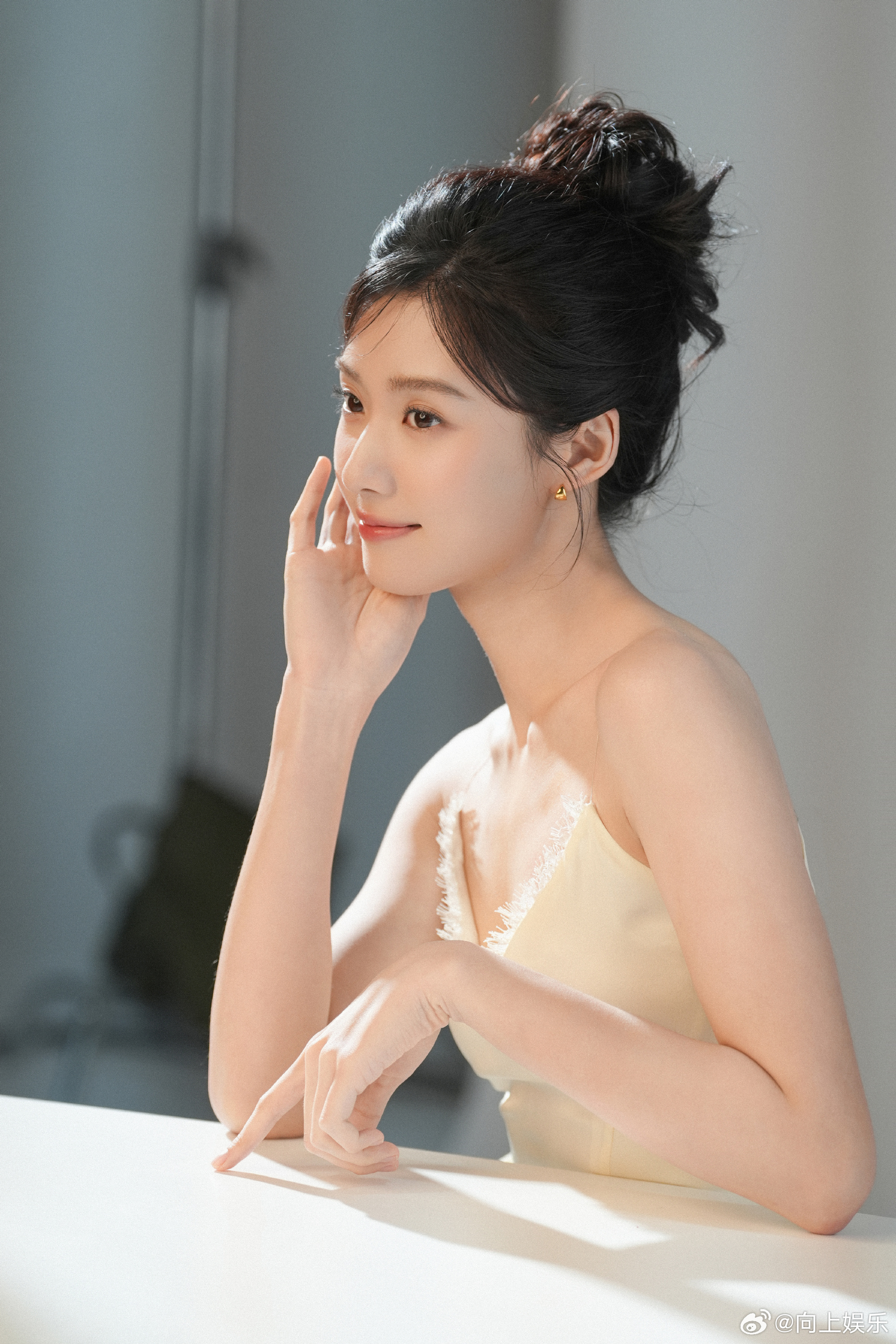 卢昱晓白瓷娃娃 卢昱晓最新大片释出，好一个美丽的白瓷娃娃。 