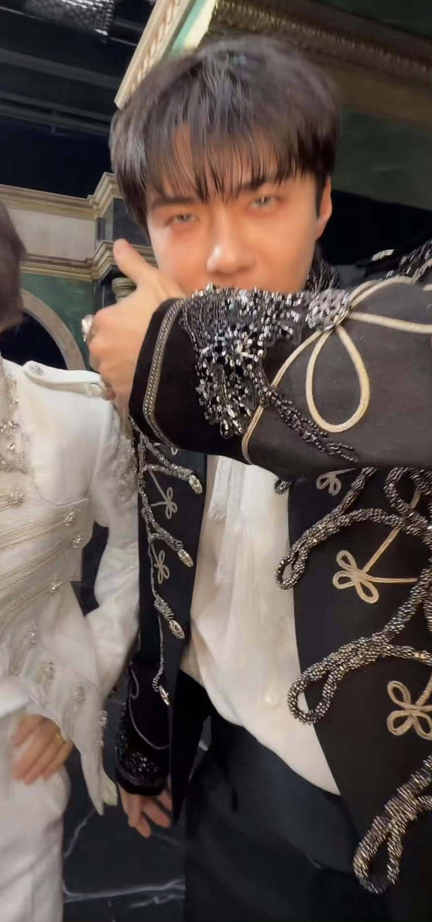 不知道 吴世勋的身材很曼妙吴世勋戴这个小鸡毛衣也太可爱了啊，直接换了个人儿一样