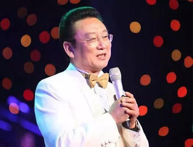 主持人问蒋大为："你的资料显示你拥有加拿大国籍，为什么还在中国捞钱？"蒋大为回应