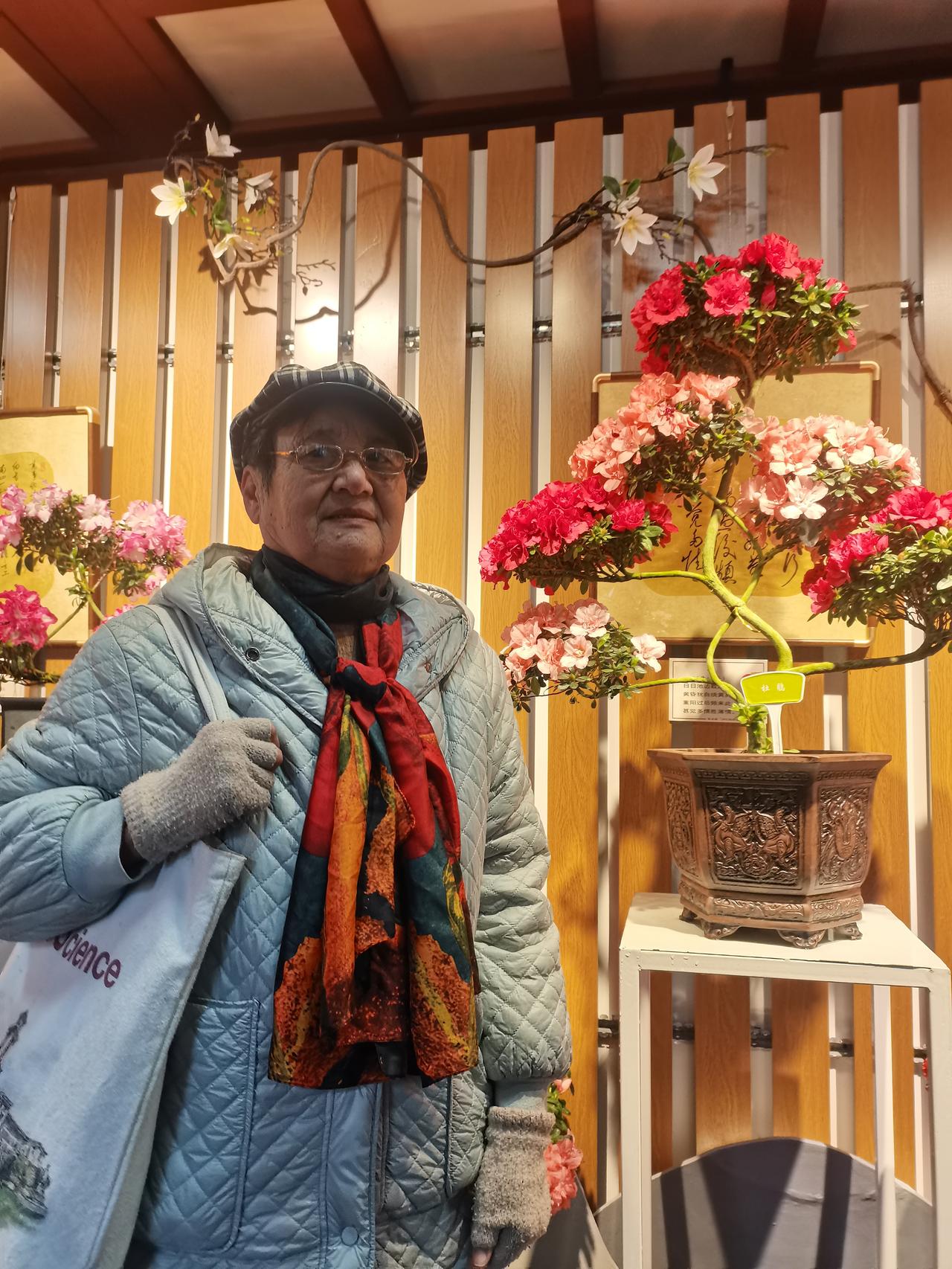 自从去迎泽公园牡丹园唱歌后，我发现身边的同龄人都穿得比我年轻、时尚，衣服搭配和打