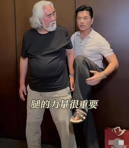 70岁吕良伟与74岁张纪中同框：一个身材挺拔，英姿勃发；一个大腹便便，双腿罗圈，