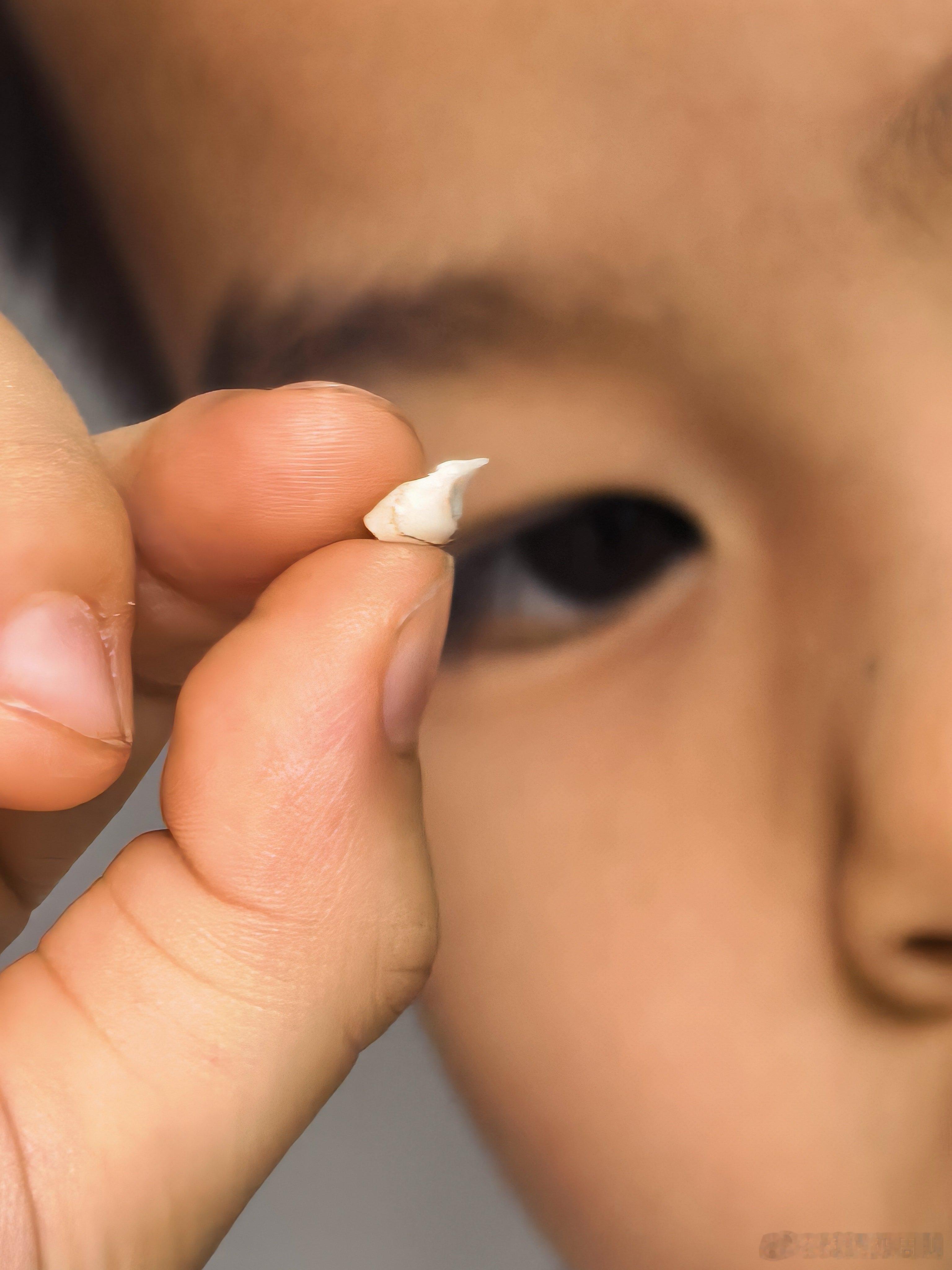 大娃5岁半开始掉牙了，我现在能记得我掉牙的事情，所以现在开始不能把他当小朋友了，