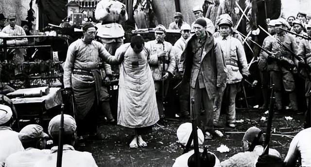 1952年，刚刚被释放的马廷贤回到河州老家后，本应改恶从善，重新做人，但他骨子的