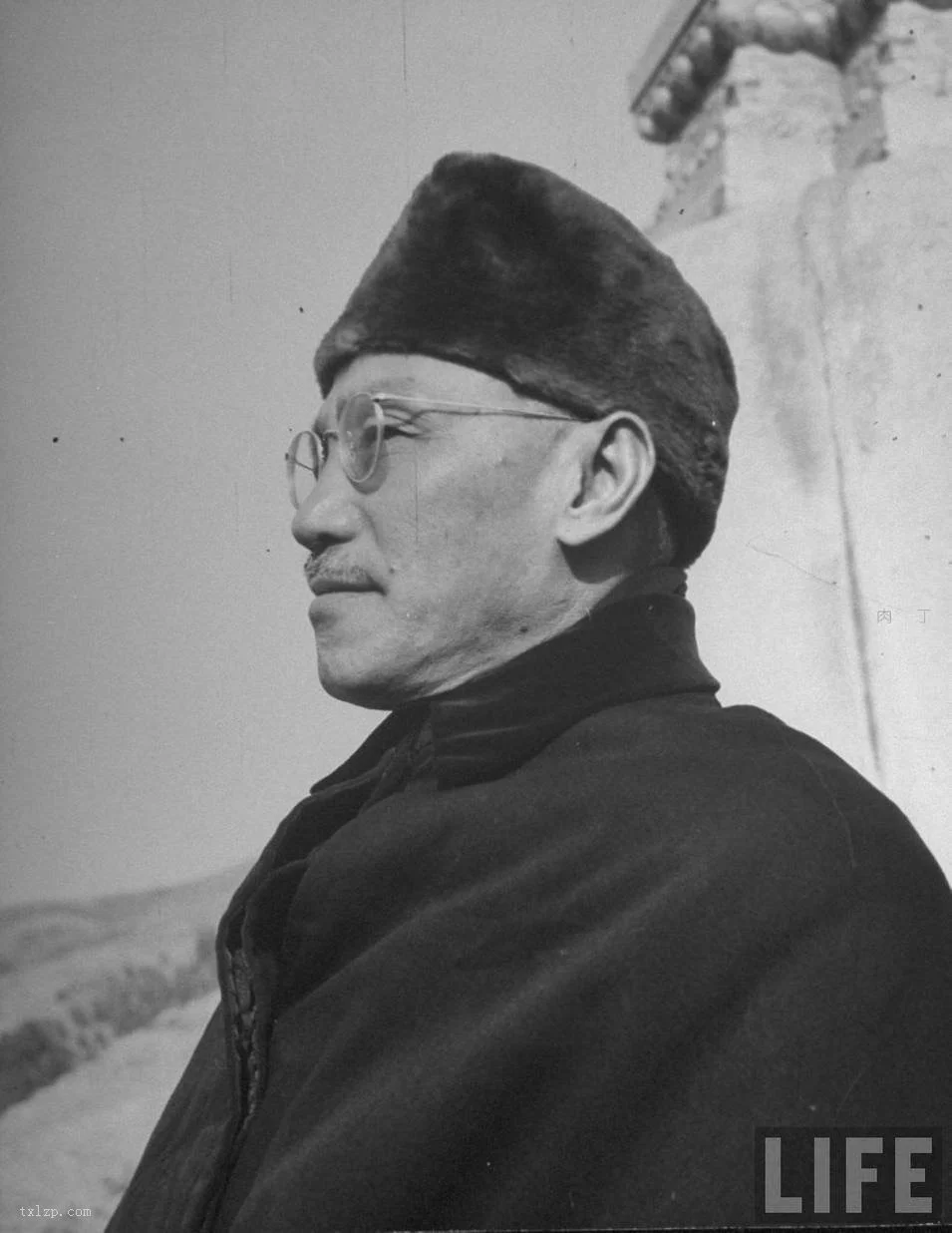 1945年，蒋介石和宋美龄参观北平香山碧云寺