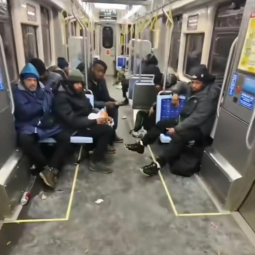 因为暴雪加严寒，芝加哥地铁车厢成了流浪汉营地。几波美国网民吵起来了，一些人说，芝