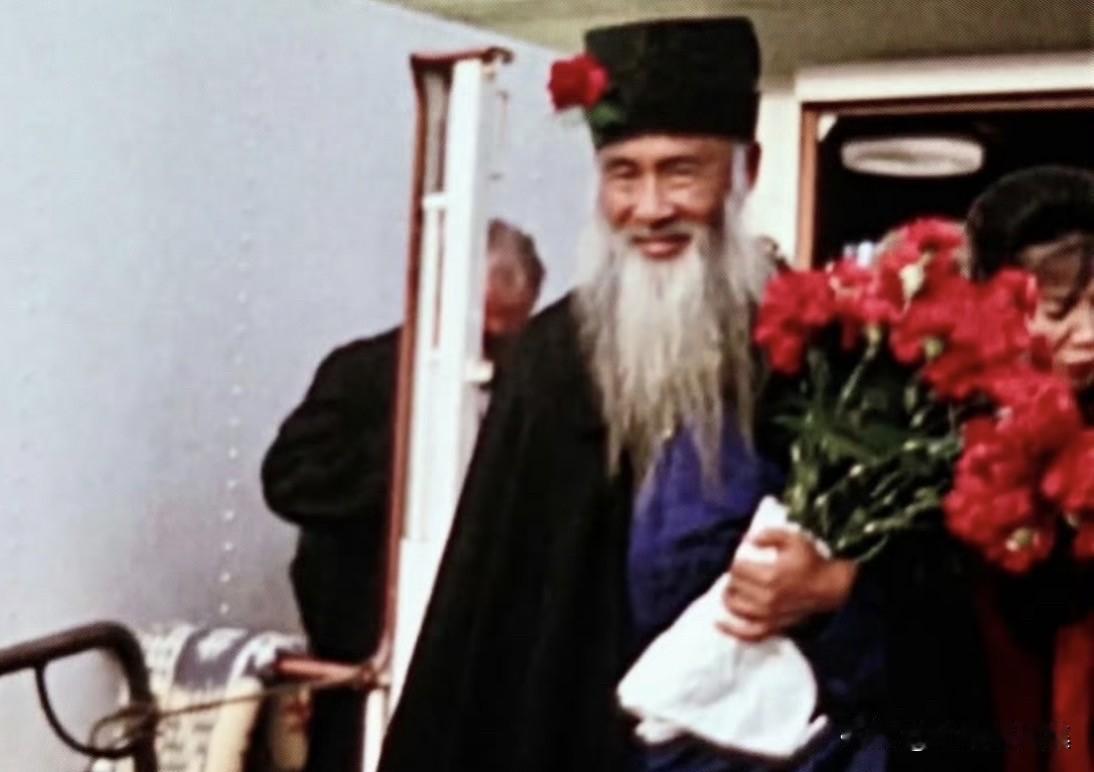 1956年，张大千首次登陆欧洲艺术之都巴黎时的场景，簪花郎的造型，，深深震撼了西