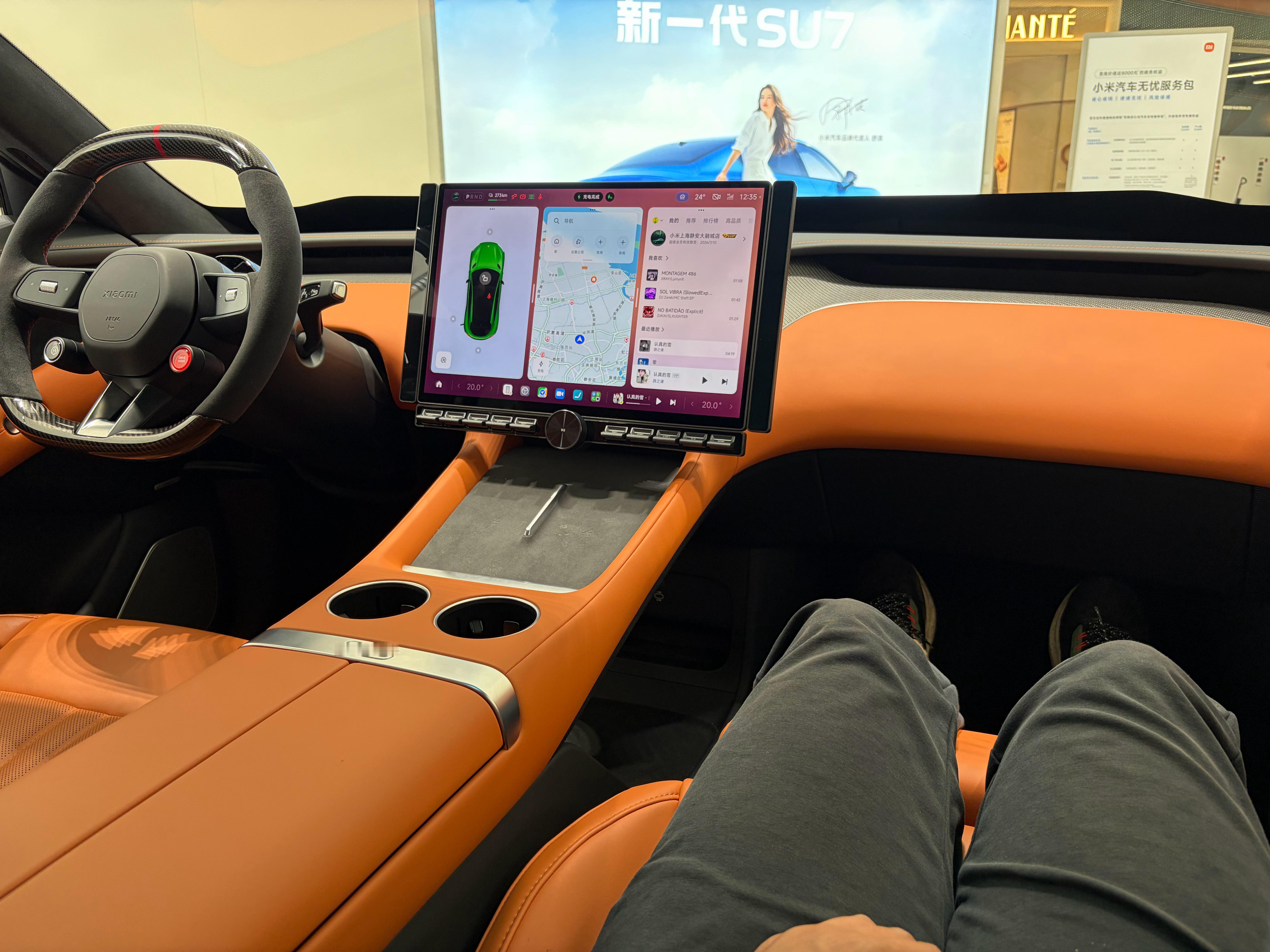 小米YU7这个车，你一坐上去就会有很多记忆点：1. 碳纤维跟 Alcantara