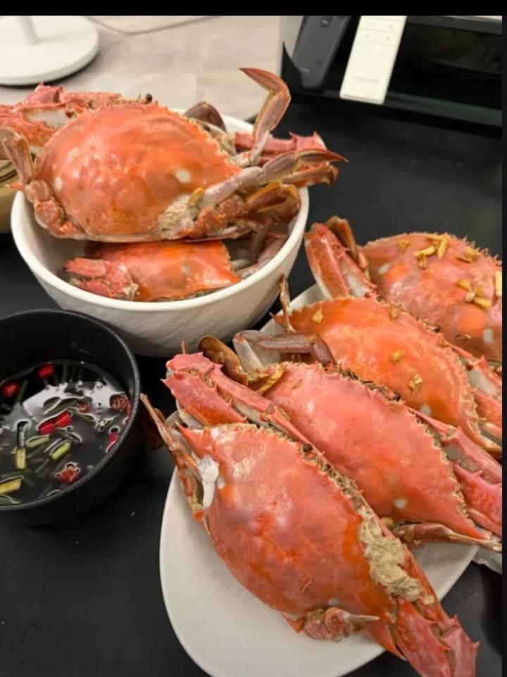 昨天我朋友来我家，他一共买了八只螃蟹，我煮好以后，基本上都被他自己吃了，他吃了六