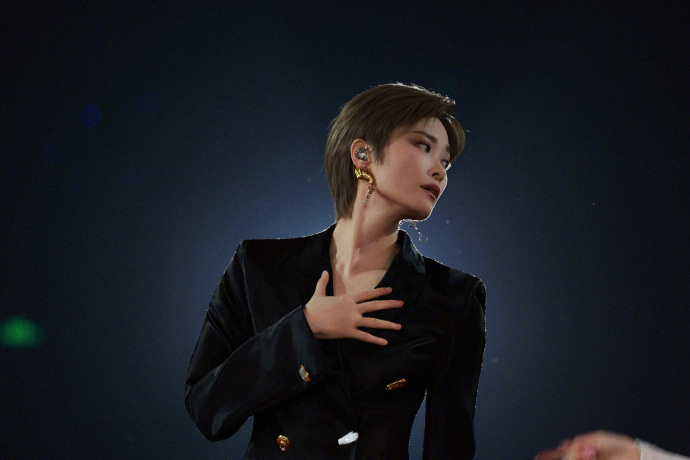 李宇春有求必应 粉丝在评论区喊话想听《沐月光》现场版，春春立马记在心上，下次演出