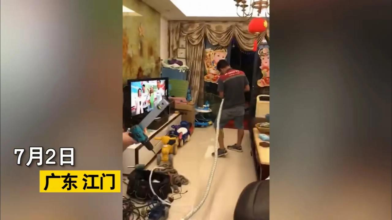 近日广东江门，一名女子晚上装空调。两名小伙子上门安装完之后，希望女子能给100元