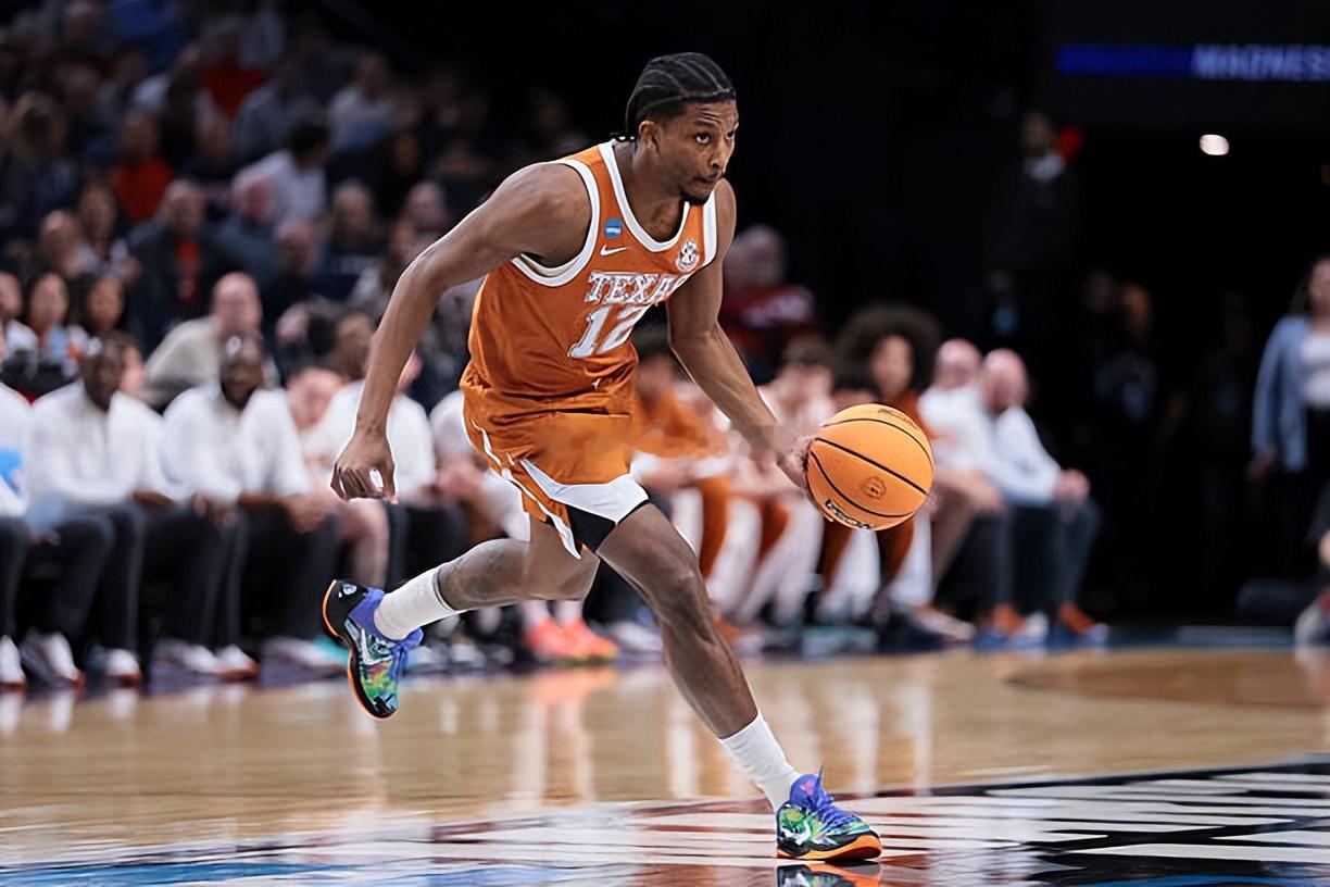 根据NBA知情人士Josh Padmore的消息，德克萨斯大学的大六（红衫大五）