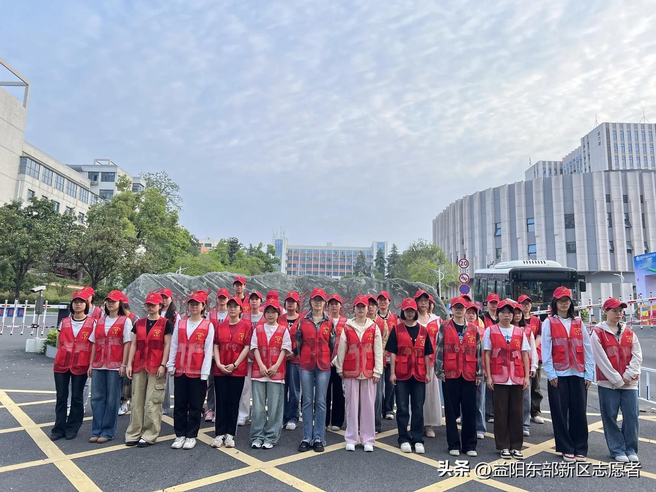 青春志愿行，文明交通我先行｜青年志愿者交通文明劝导活动
 
        红绿