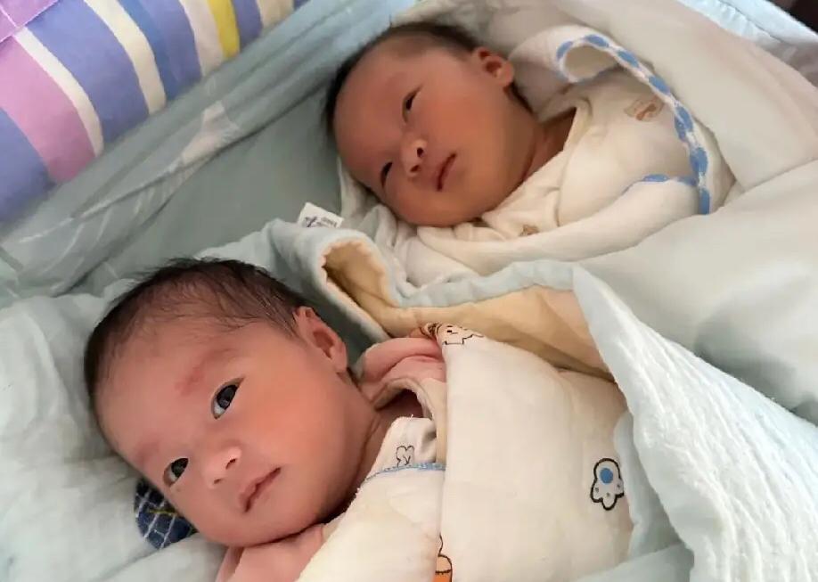 这么可爱的一对双胞胎宝宝，
46岁上拥有了！
生孩子也是一种执念越是要不到越想要
