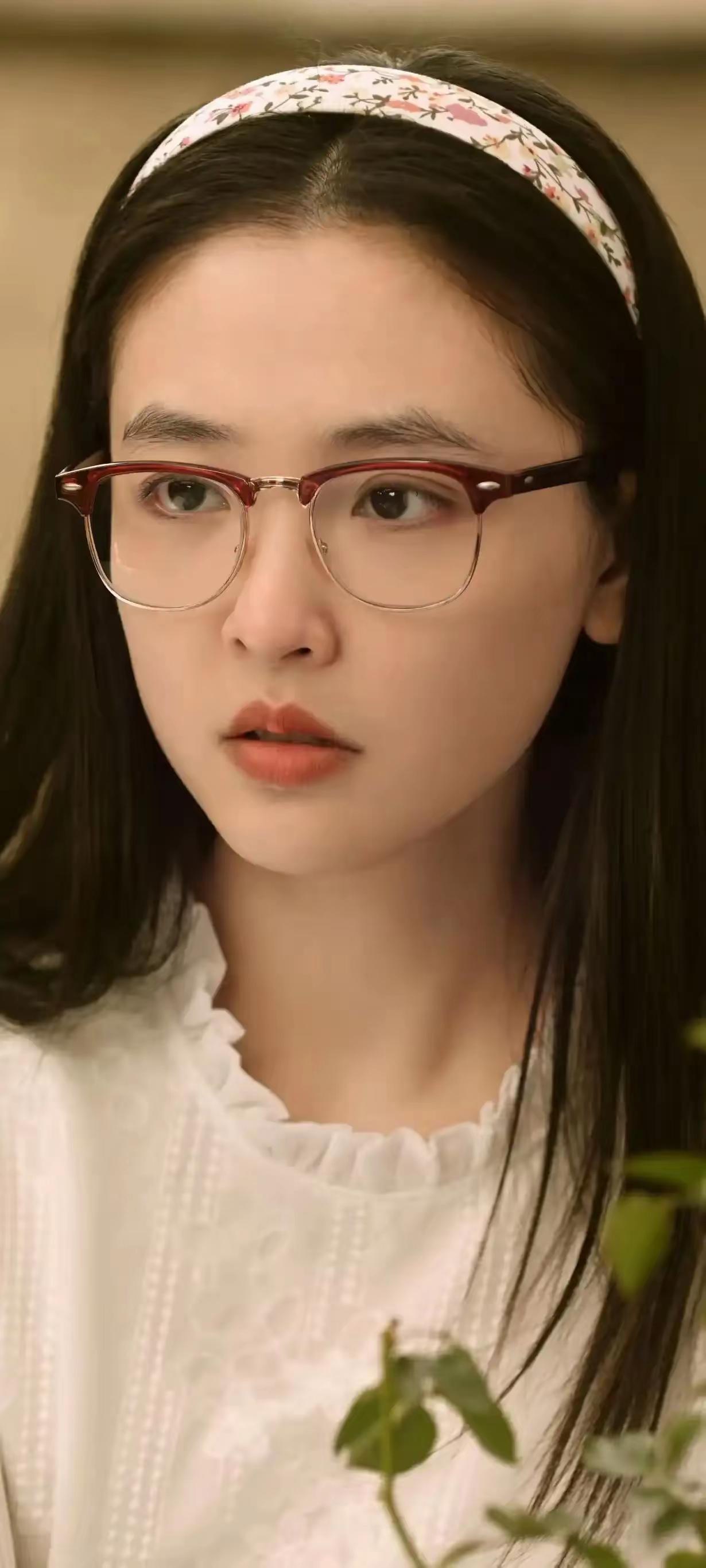 我朋友是做软件开发的，他看了女演员吴倩的采访后，不由露出微笑，接着做了一个手势，