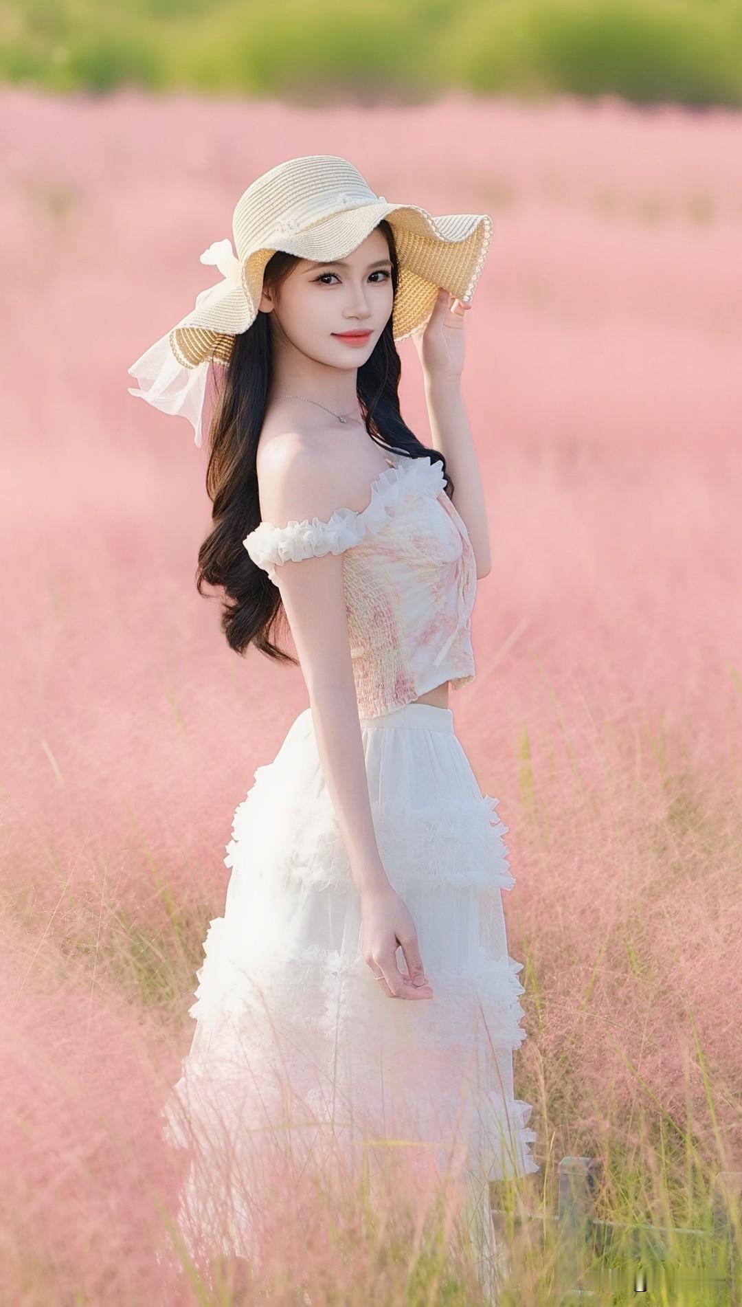 秋意浓，风缓缓拂过树木和粉黛花田，安抚了在夏日的炙热和喧闹，身边的一切仿佛都慢慢