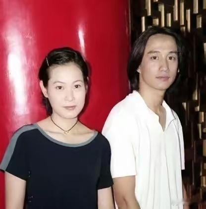 在2004年，黄磊在结婚前曾致电刘若英，表示愿意为她放弃婚礼。然而，刘若英经过沉