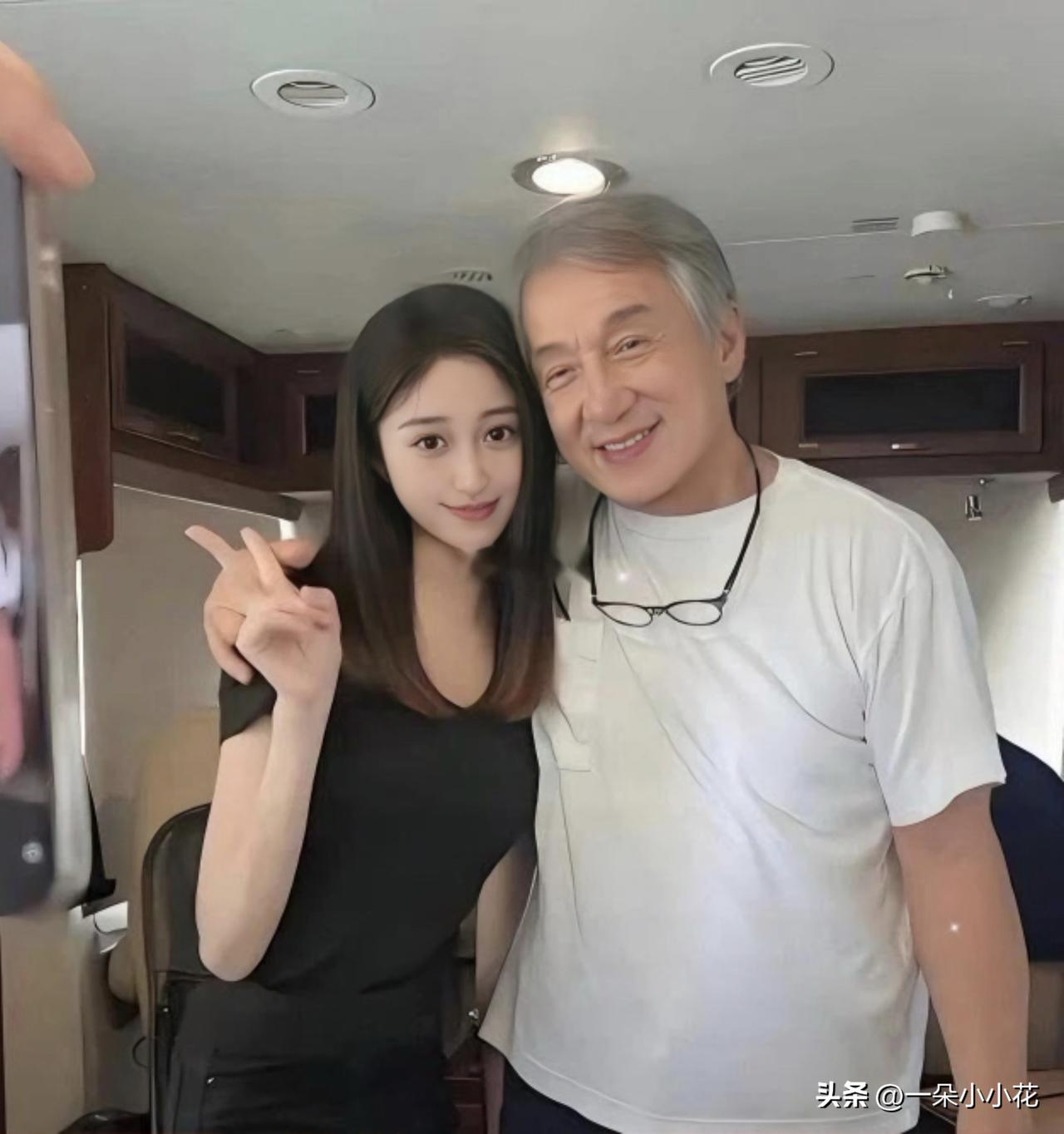 和成龙合照的女孩是谁？
网上流传的这张合照，不少网友好奇这名女生的来历。她叫彭天