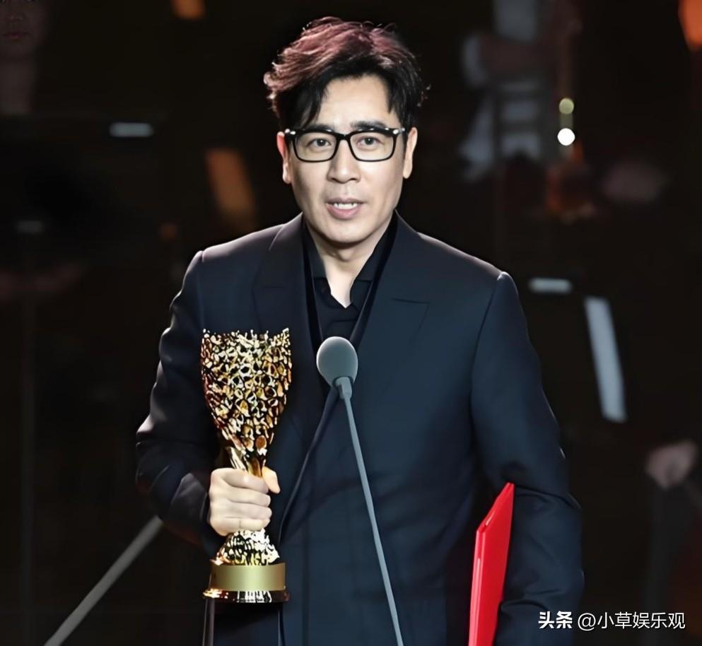 3月13日深圳这场“金树林·绽放之夜”，他凭《沉默的荣耀》蝉联视帝。后台跟迟蓬打