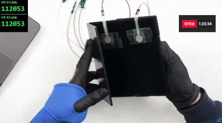 韩国有媒体做了个暴力测试直播，发现三星三折叠手机在14万次的时候，铰链就不太行了