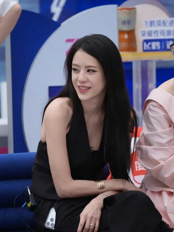 江语晨回应消失的十年从当红女星到全职妈妈，江语晨的转型曾让不少人惋惜。但她在最新