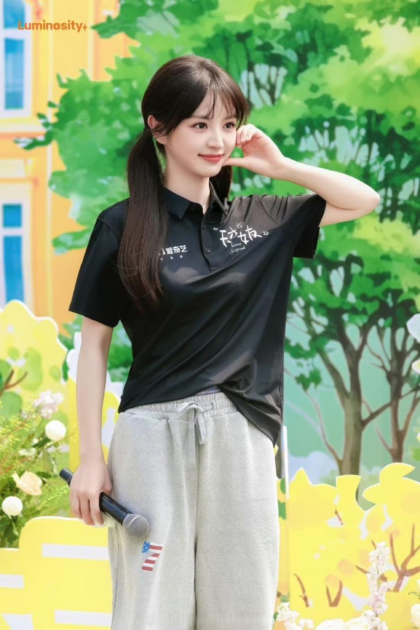 娱乐[超话]田曦薇胡一天新剧开机生图路透 田曦薇胡一天《天才女友》开机图，开机大