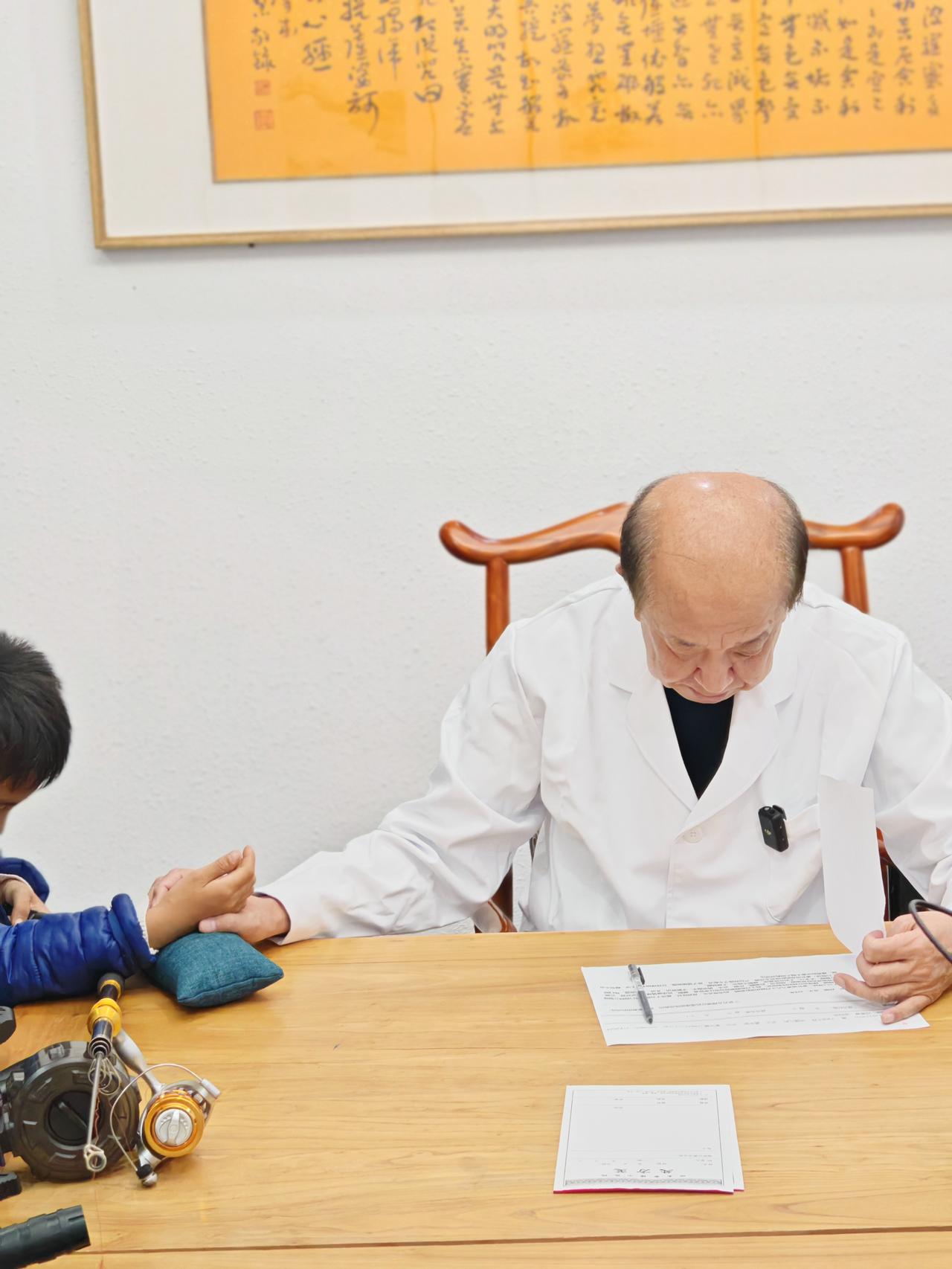 抽动症，孩子长期服用止抽药，身体出现这几种情况，家长是时候考虑换药了！
近些年，