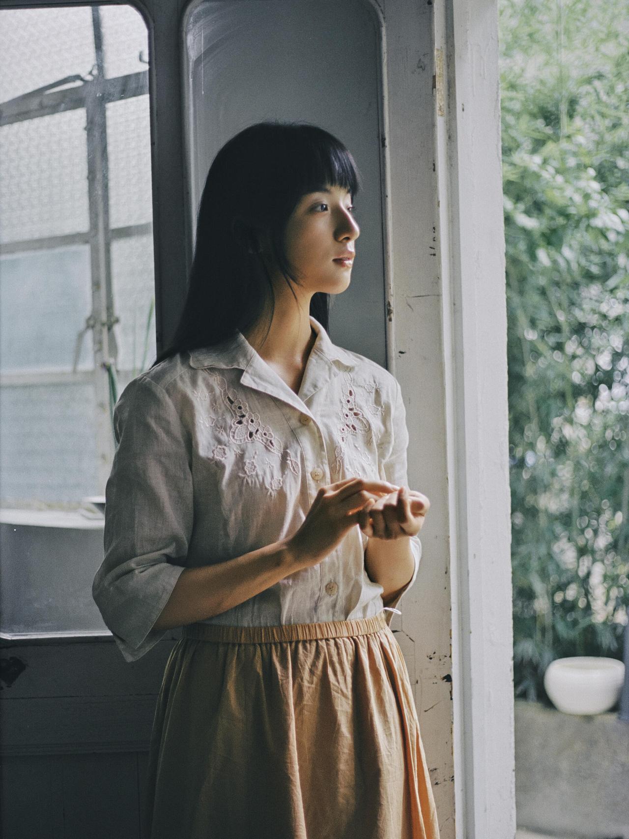这组胶片人像，场景选在老旧屋子里，窗纱、旧桌、陶罐，都是生活里的寻常物，却在胶片