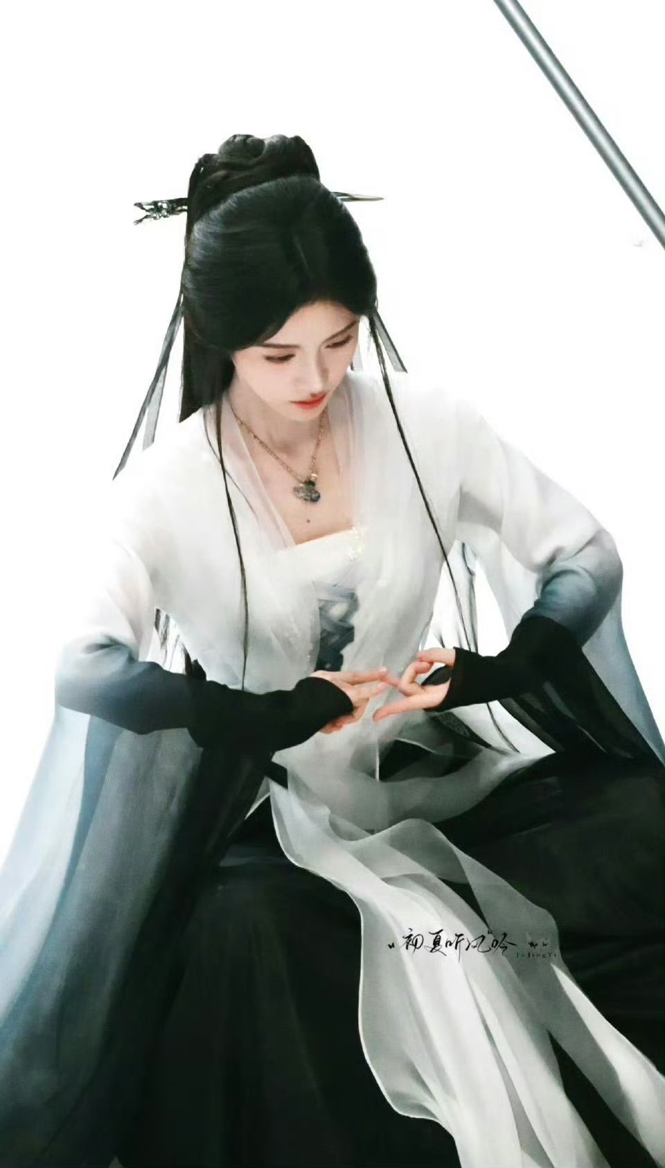 既然提到鞠婧祎就发点来战中造型，每个造型都很美 ​​​
