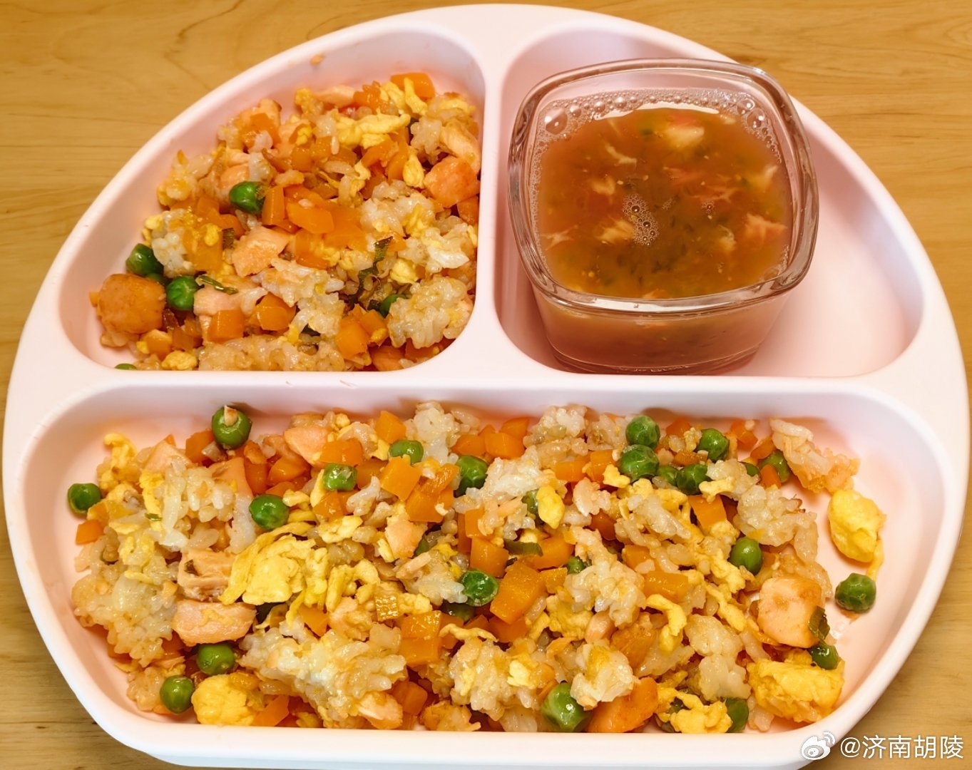 #糖糖的饭饭##科学育儿营养护航# 今天午餐：胡萝卜豌豆虹鳟鱼肉蛋炒发芽糙米大米