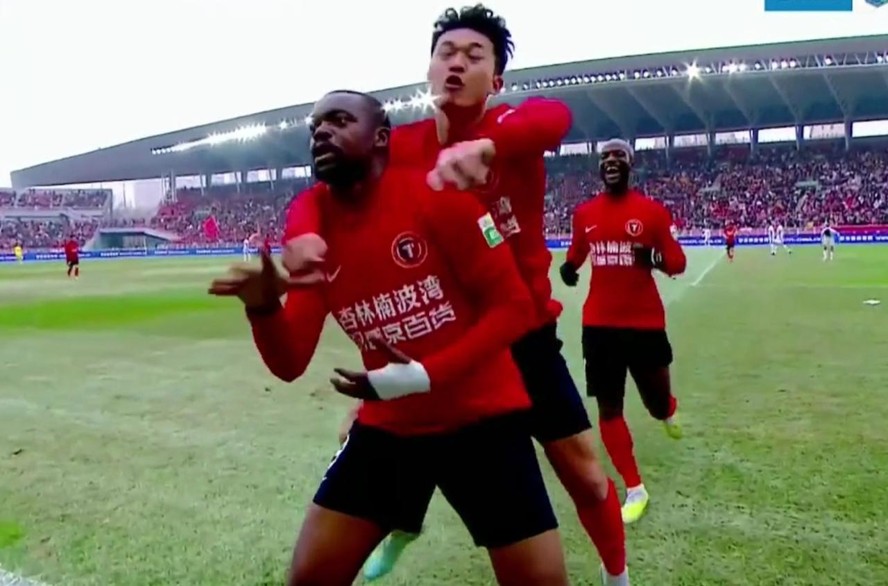 辽宁铁人中超进球账户终于打开了，一开还是俩，姆本扎、安以恩上下半场各入一球，辽宁