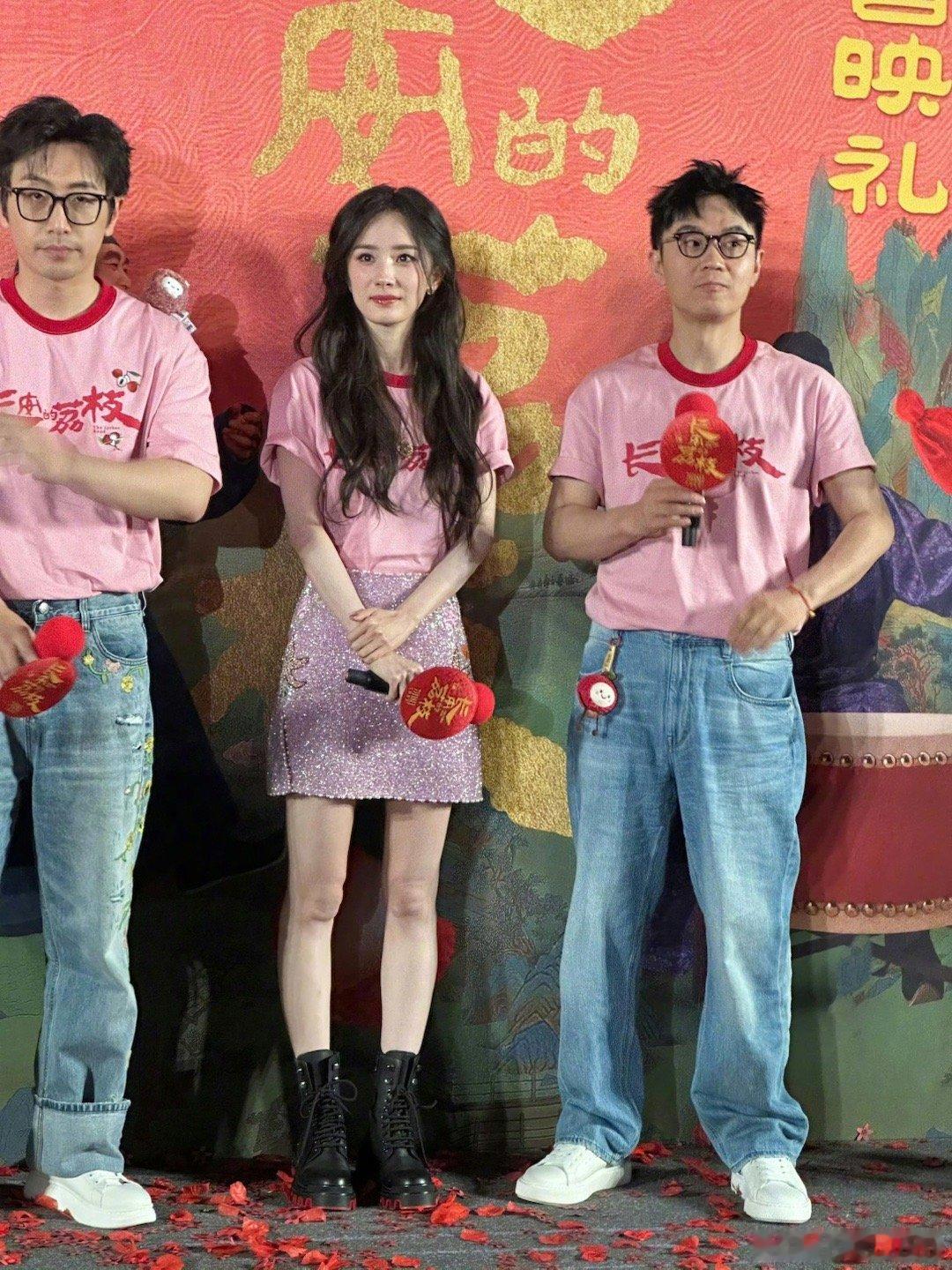 杨幂今天好粉这粉色好衬杨幂啊！咋能把工服穿这么好看的[酸] ​​​