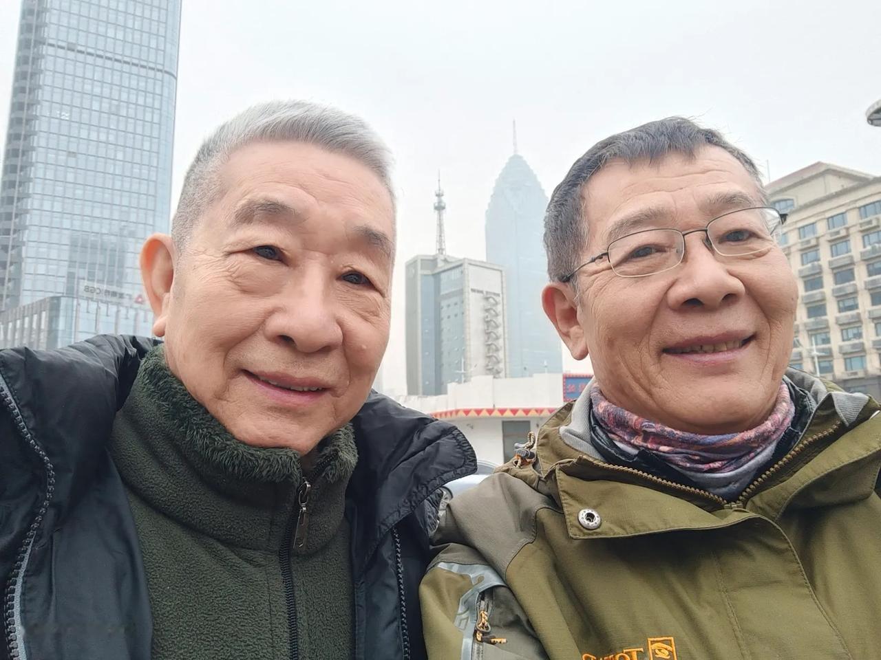 我50岁那年就有小孩喊我爷爷，我当时好伤心呐，我真有那么老吗？
现在72岁了，多