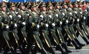 凭什么要军人优先？深夜营门口这一幕给出了答案
黑龙江深夜，一名男子在鹤岗武警支队