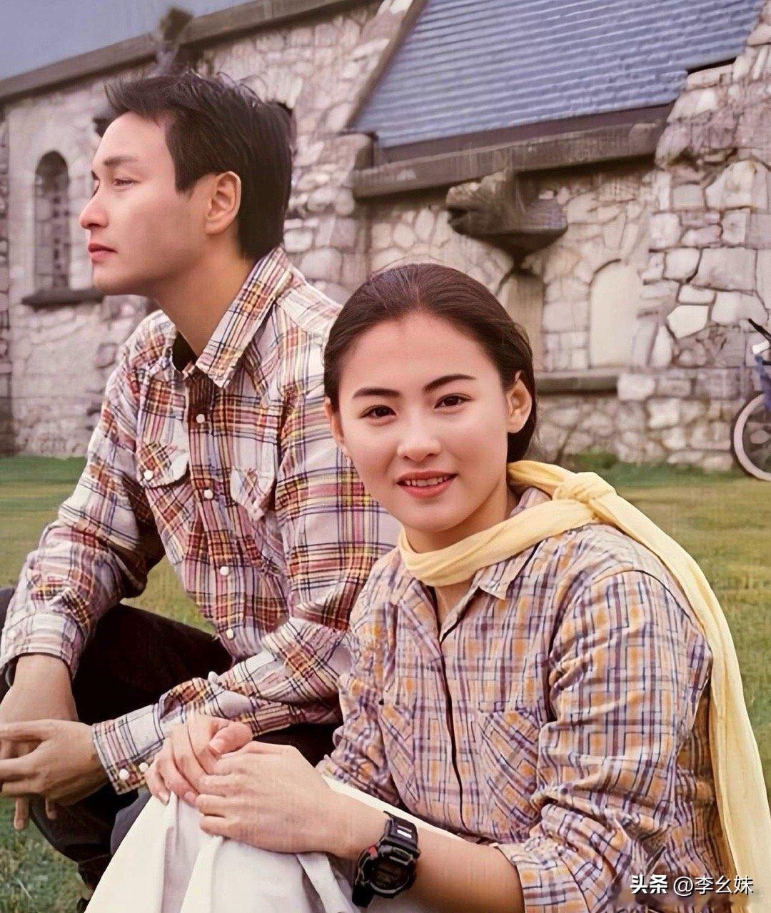 这是张柏芝十九岁的时候与哥哥张国荣在法国巴黎的一张留影，拍摄于上世纪九十年代未期