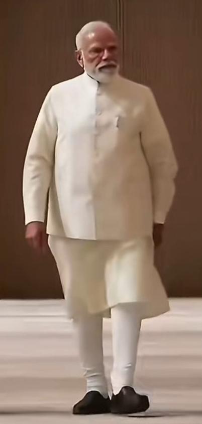 印度人究竟算白人还是黑人？
为什么莫迪总喜欢穿裙子呢？
穿裙子是印度男人的风俗习