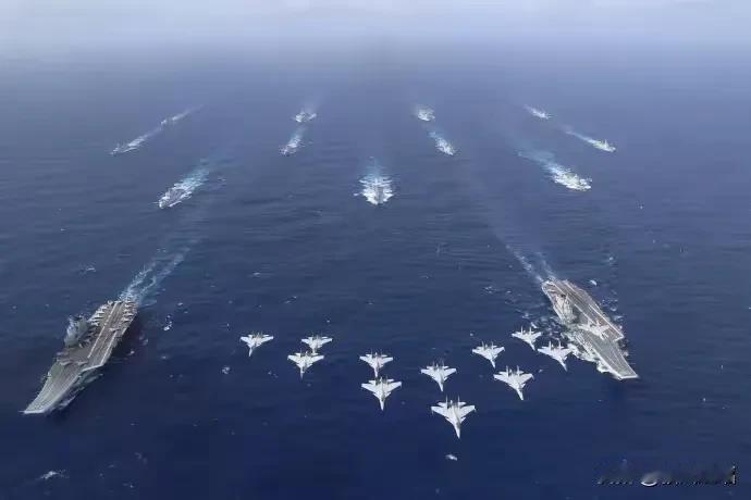 美媒发现中国双航母编队“亮点”：歼-15B和歼-15D已经服役、谓双舰合璧。
