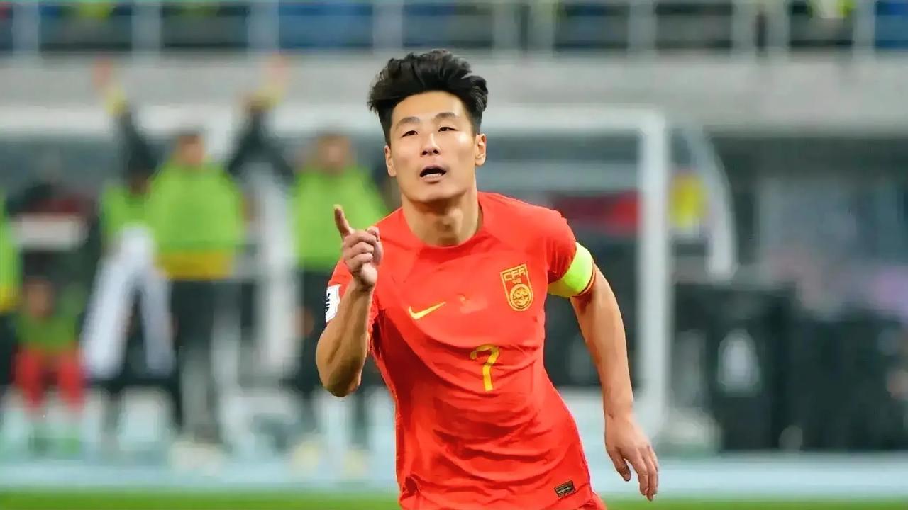 新加坡救了中国队，狗屎运来了！中国队进入十八强赛，中国队活过来了。感谢新加坡，新